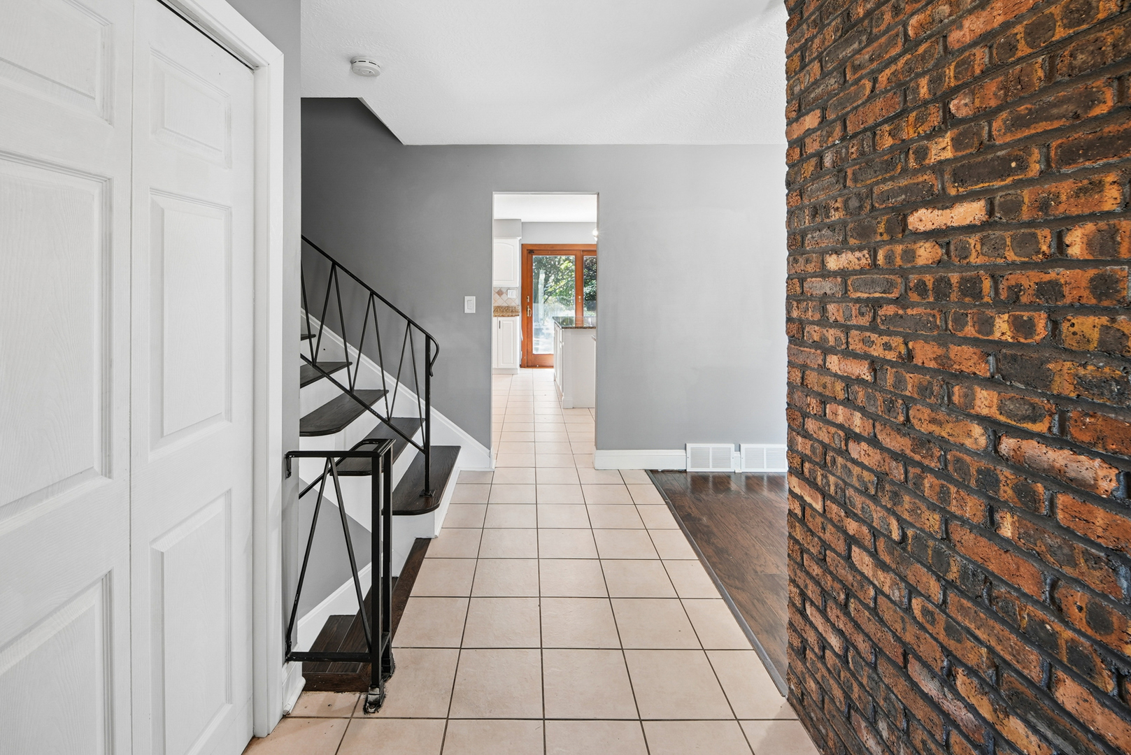 568 N Plamondon Drive Property Photo 3