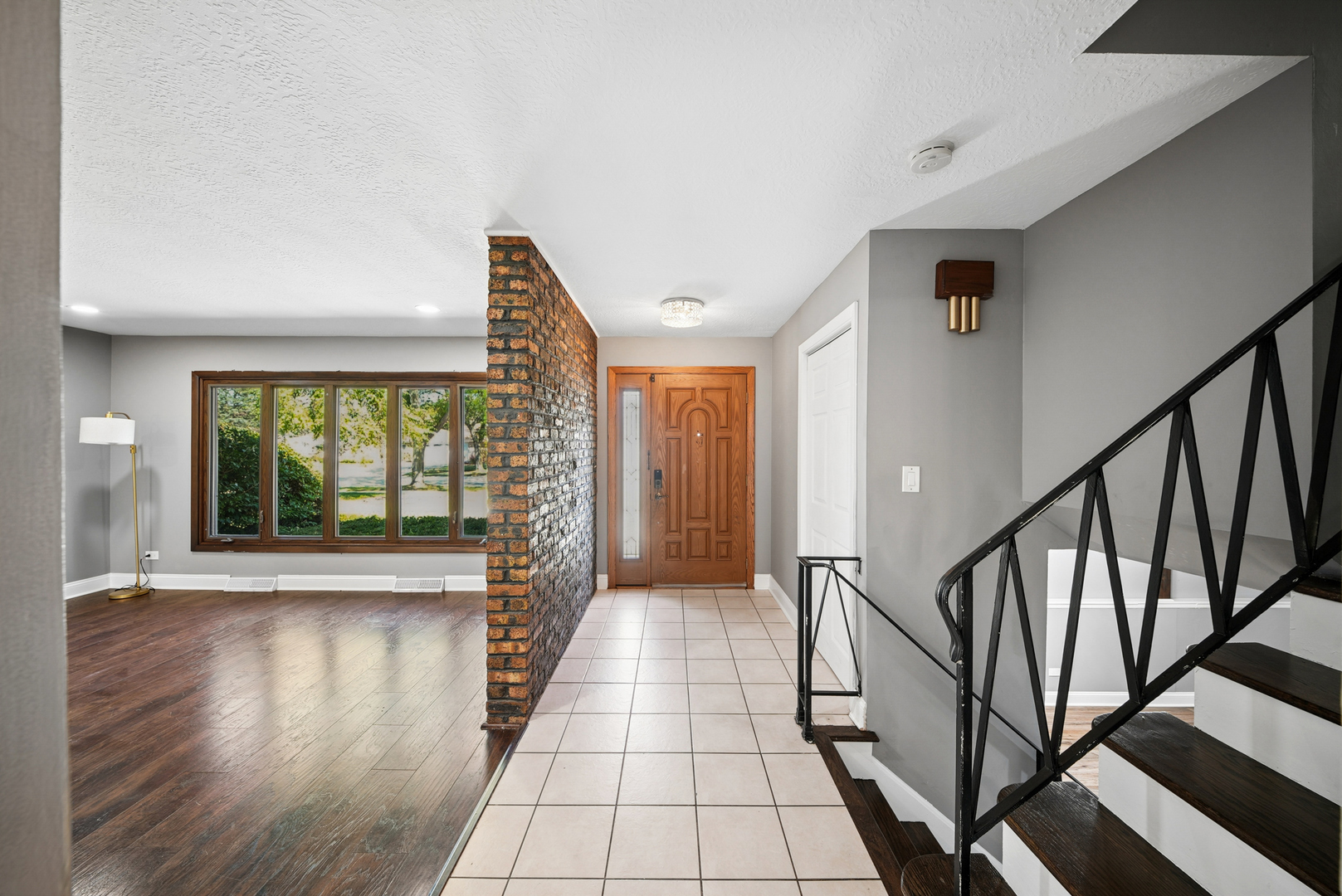568 N Plamondon Drive Property Photo 4