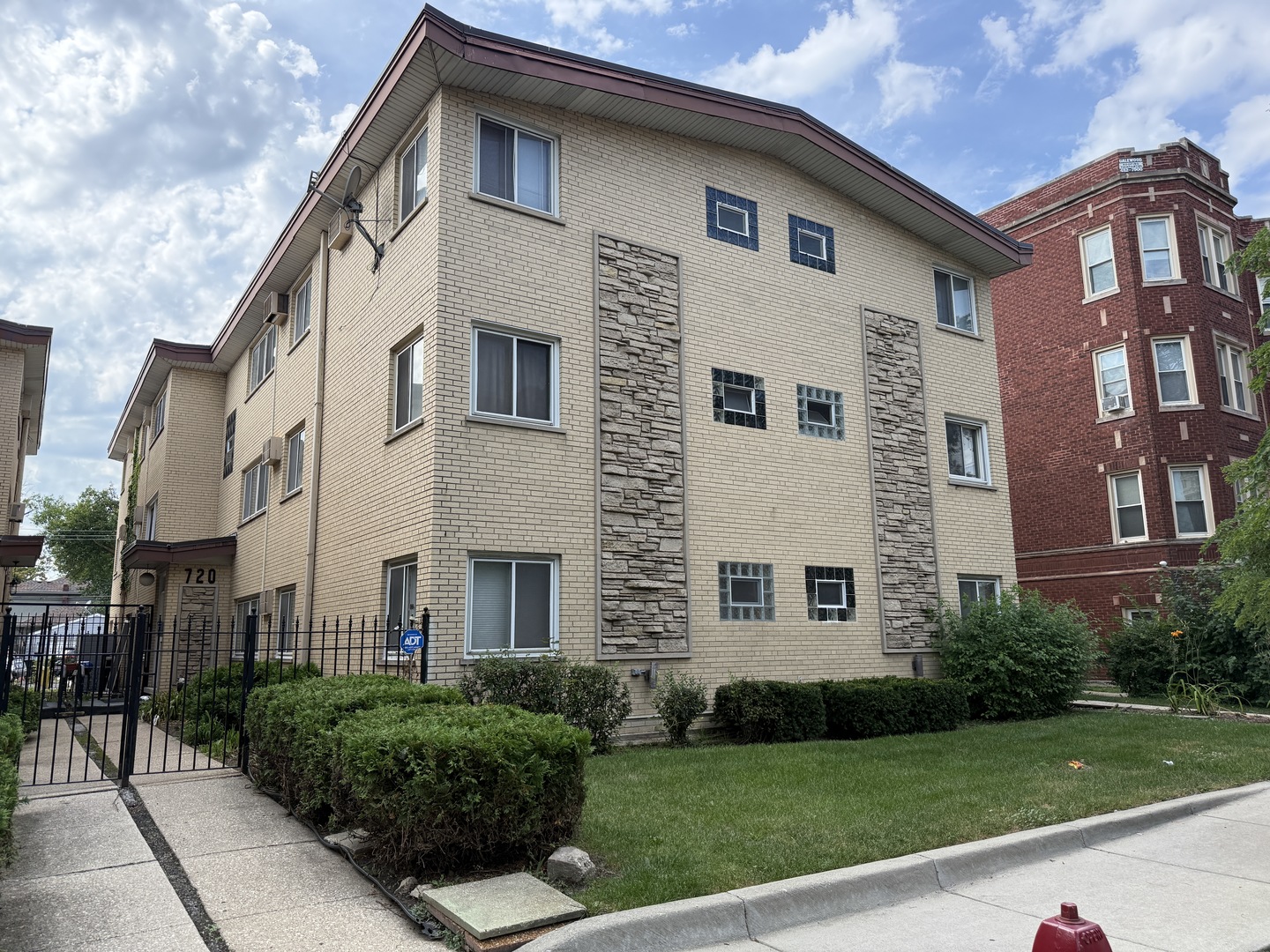 720 N Austin Boulevard GNW Property Photo 1