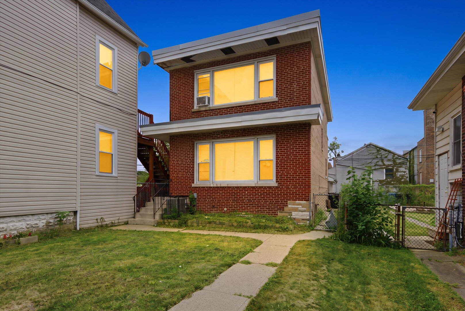 731 E 88th Place Property Photo 1