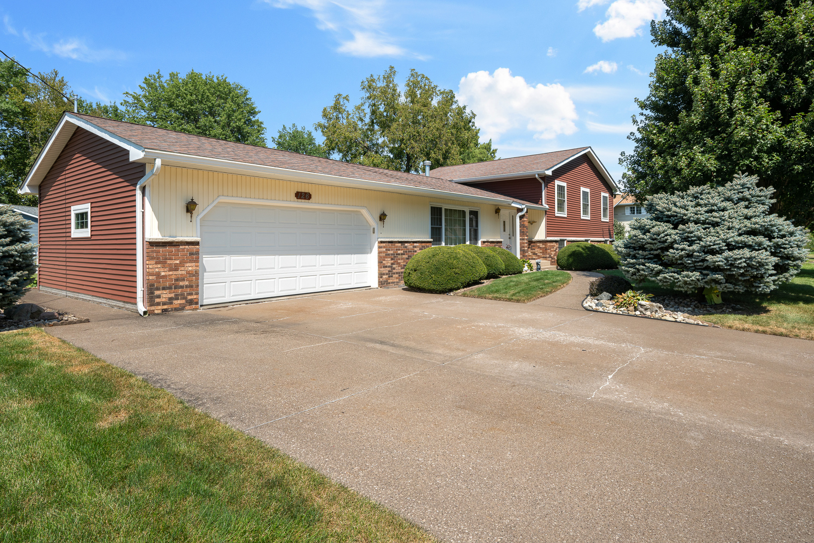126 W 28th Avenue Property Photo 1