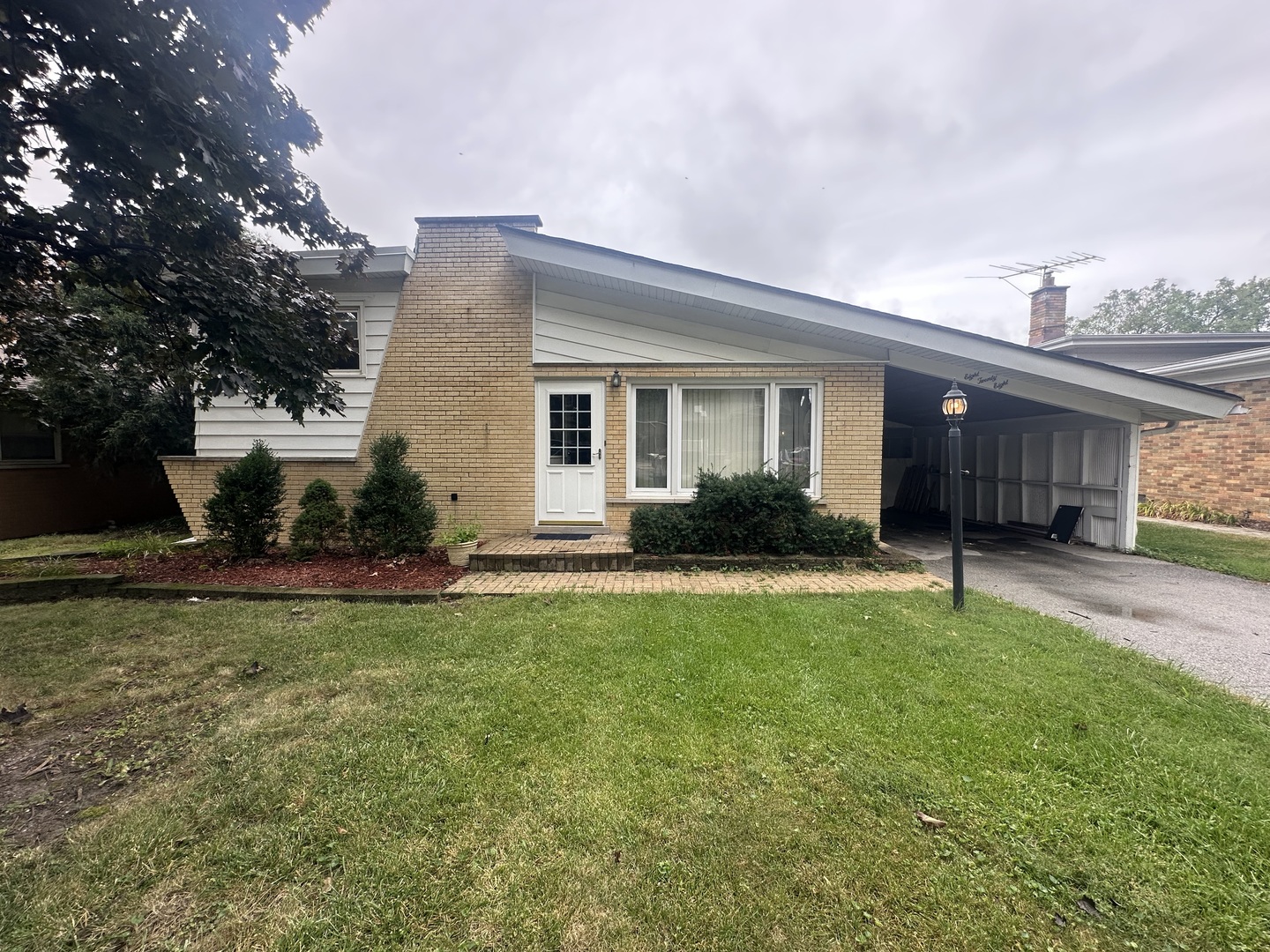 828 WARNER Avenue Property Photo 1