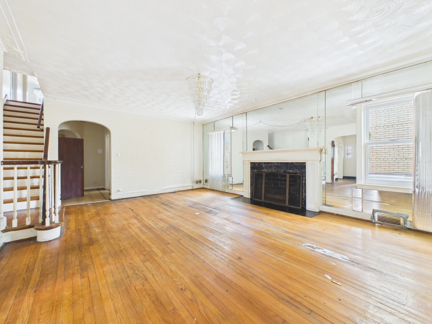 8156 S Paxton Avenue Property Photo 3