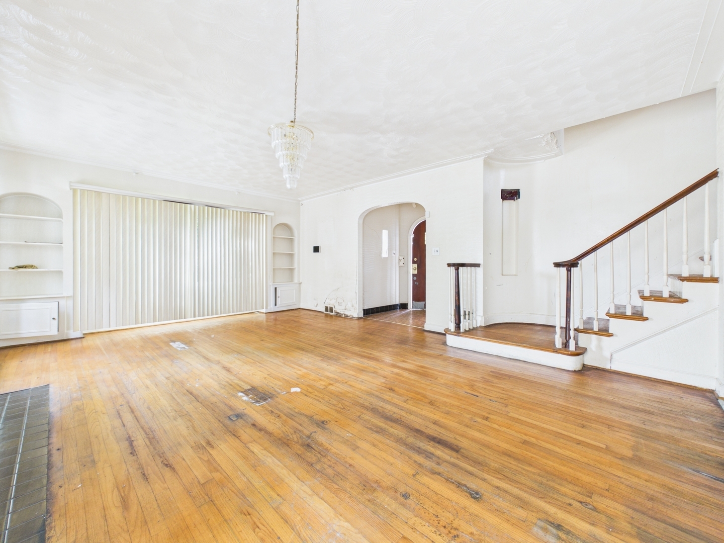 8156 S Paxton Avenue Property Photo 4