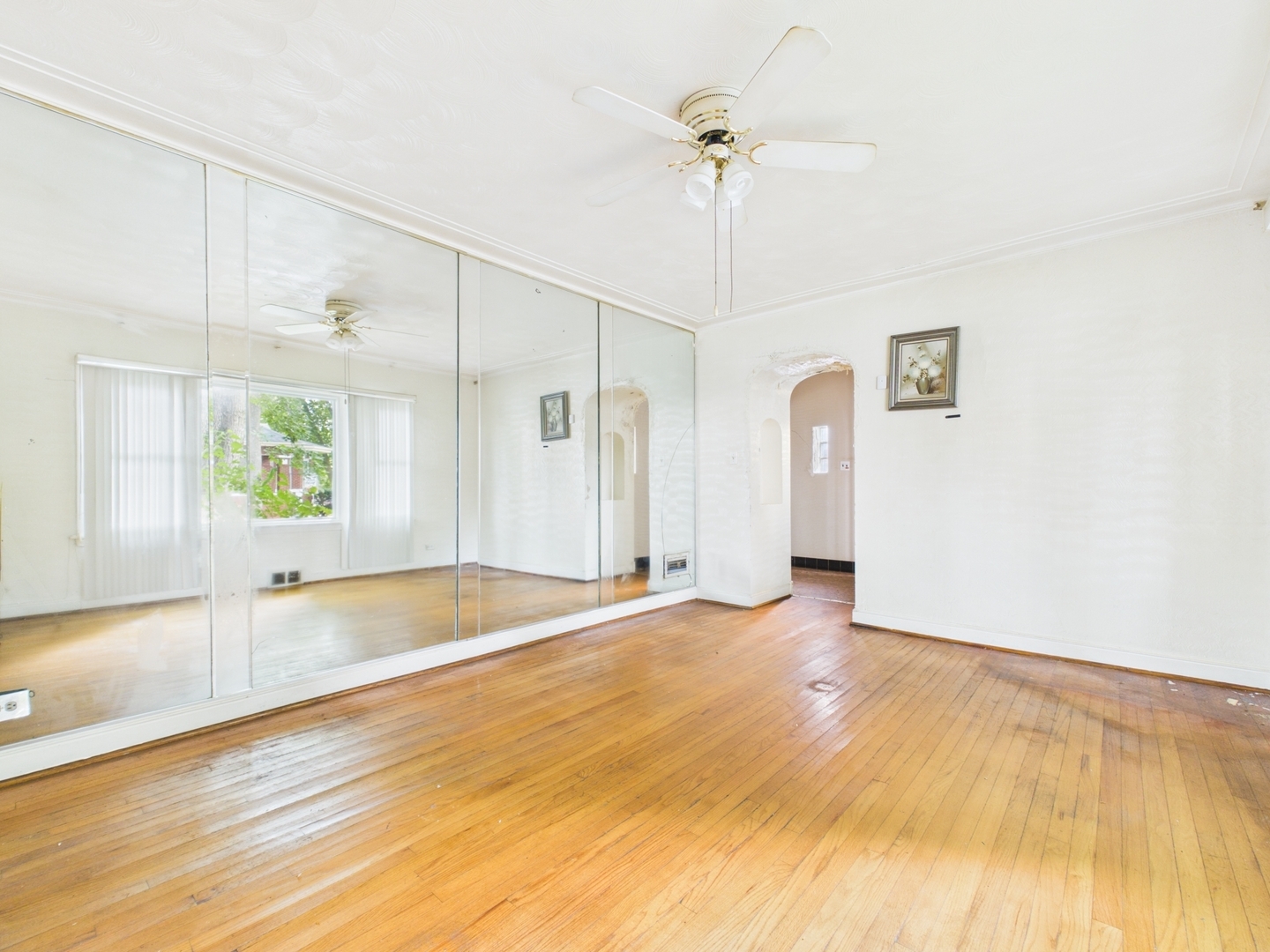 8156 S Paxton Avenue Property Photo 6