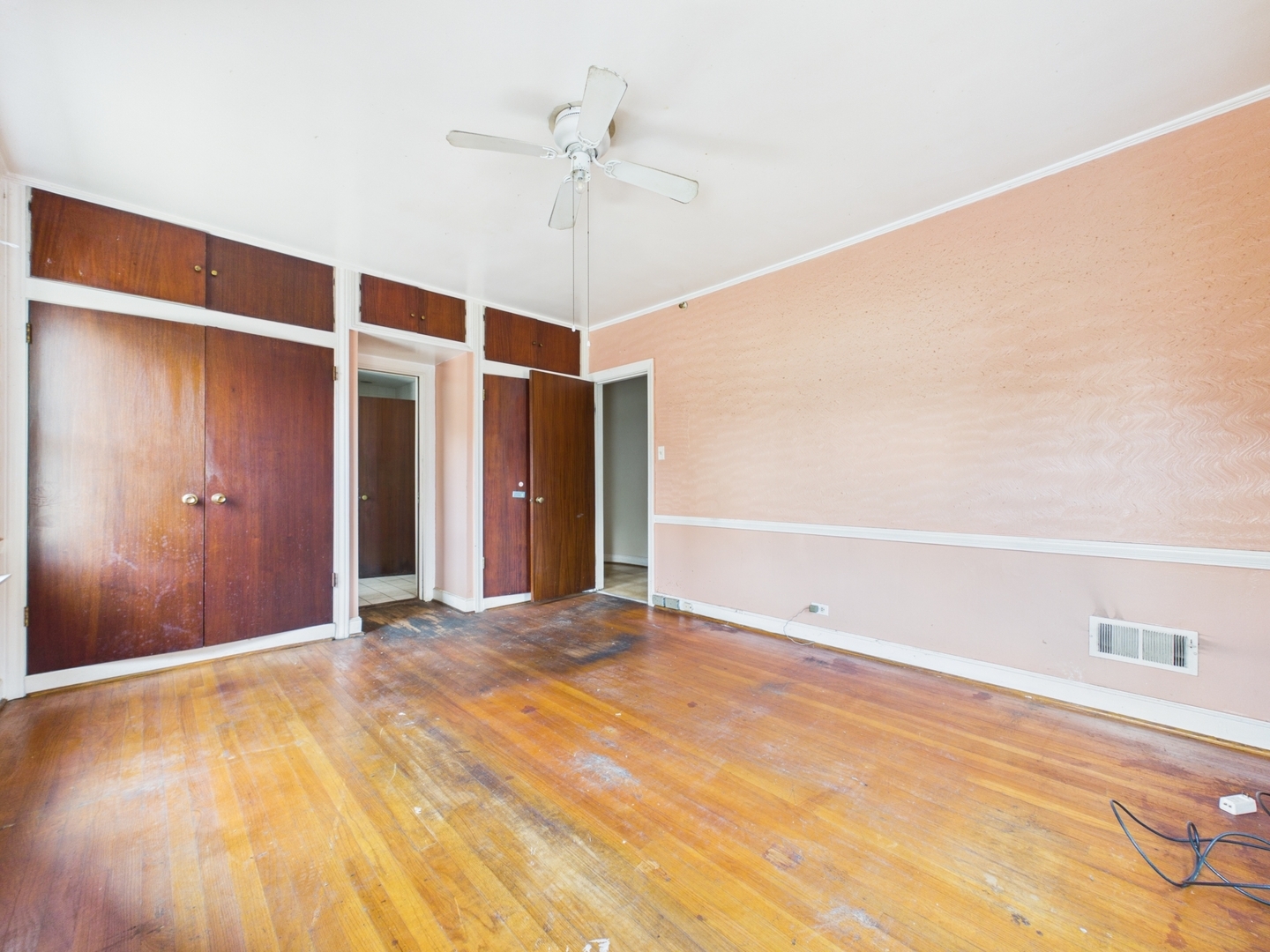 8156 S Paxton Avenue Property Photo 8