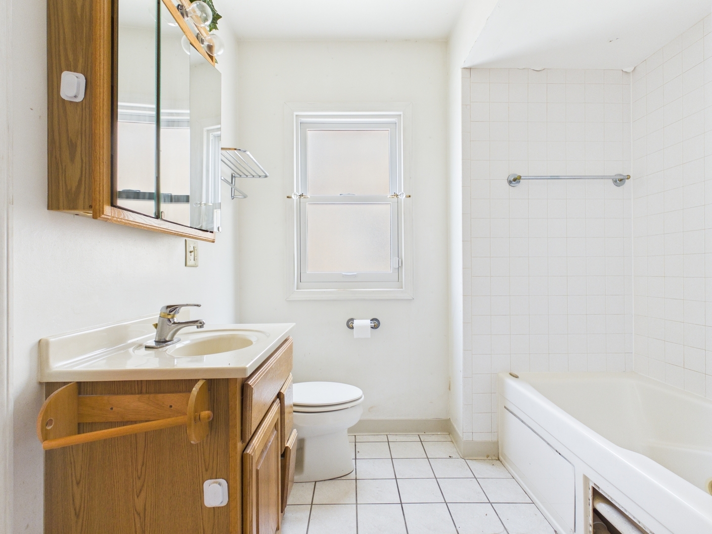 8156 S Paxton Avenue Property Photo 9