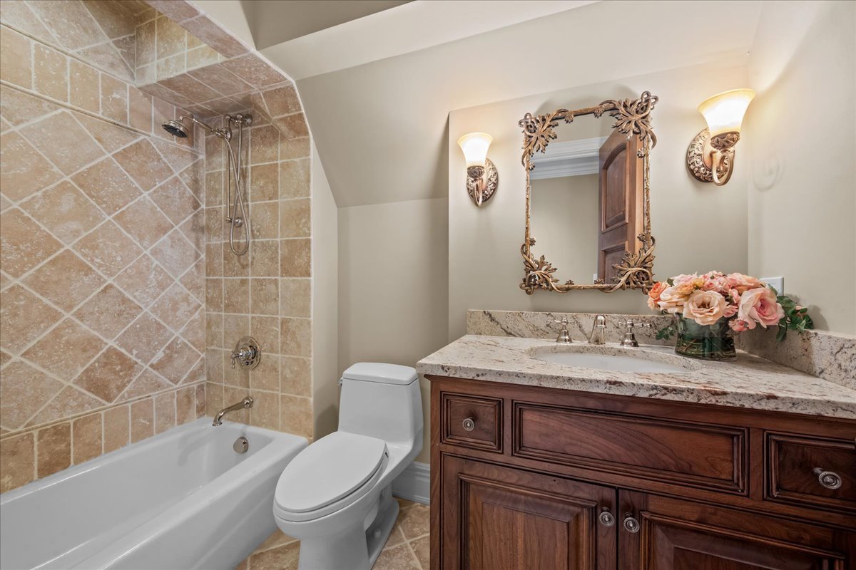 586 Spruce Avenue Property Photo 33