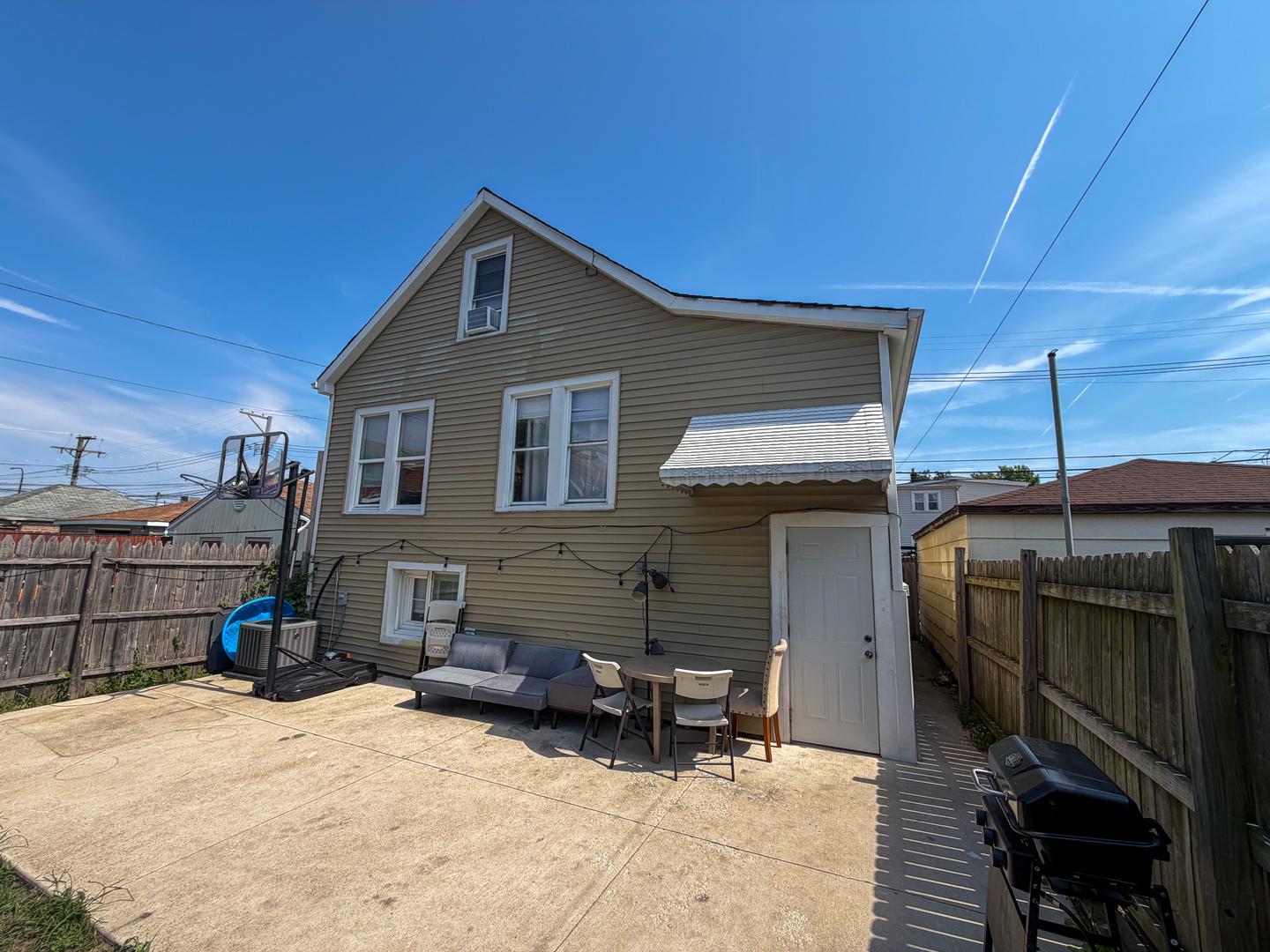 2329 N Mcvicker Avenue Property Photo 2