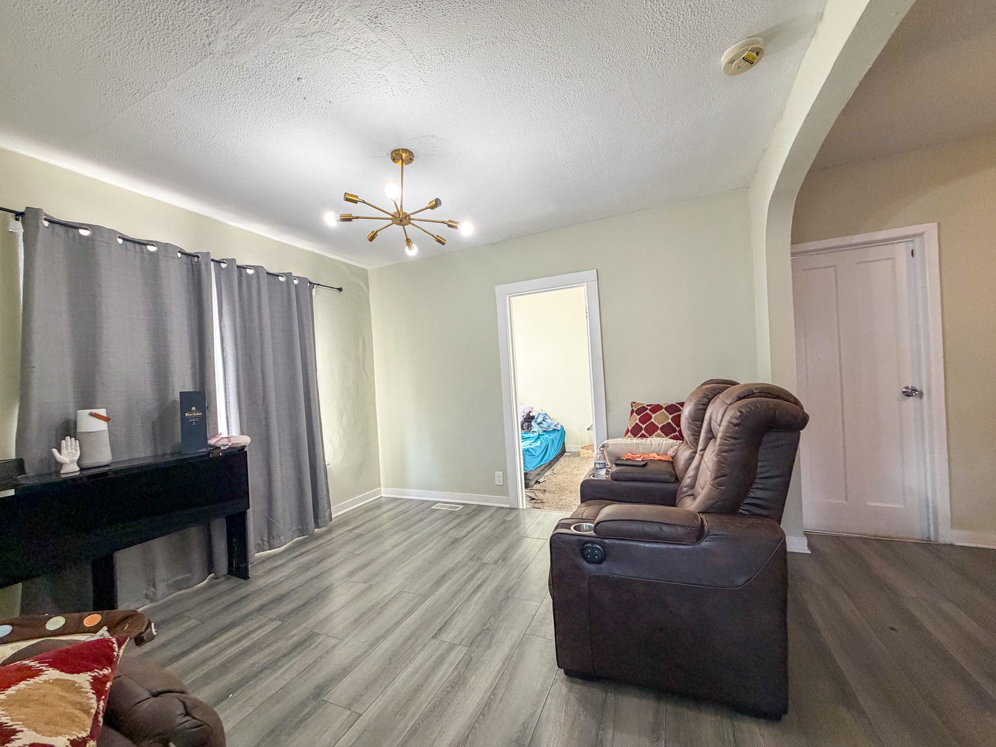 2329 N Mcvicker Avenue Property Photo 3