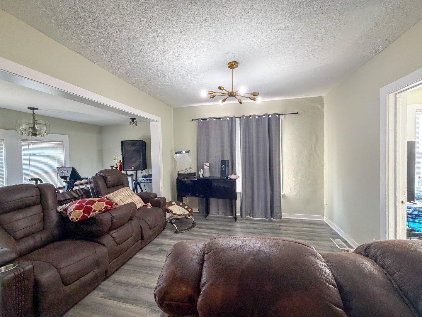 2329 N Mcvicker Avenue Property Photo 4