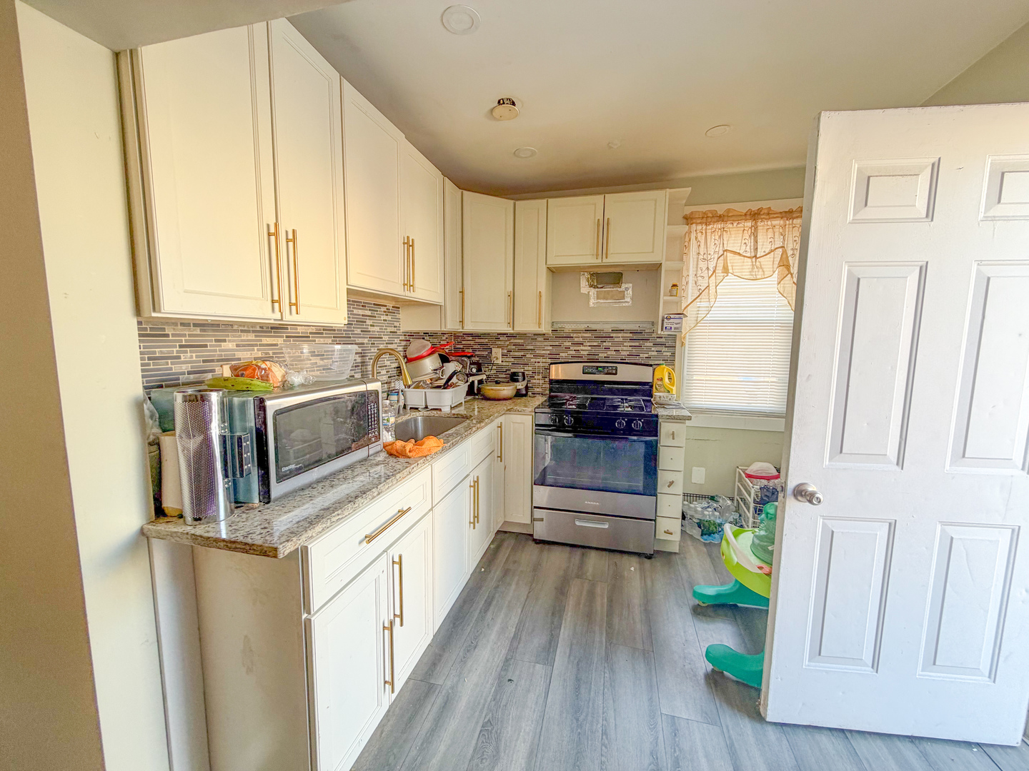 2329 N Mcvicker Avenue Property Photo 6