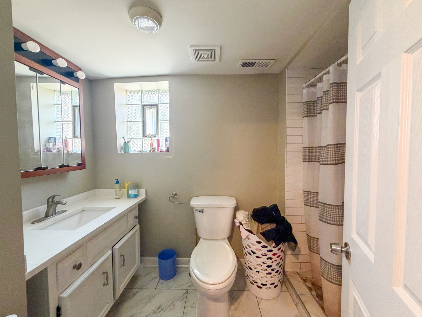 2329 N Mcvicker Avenue Property Photo 8