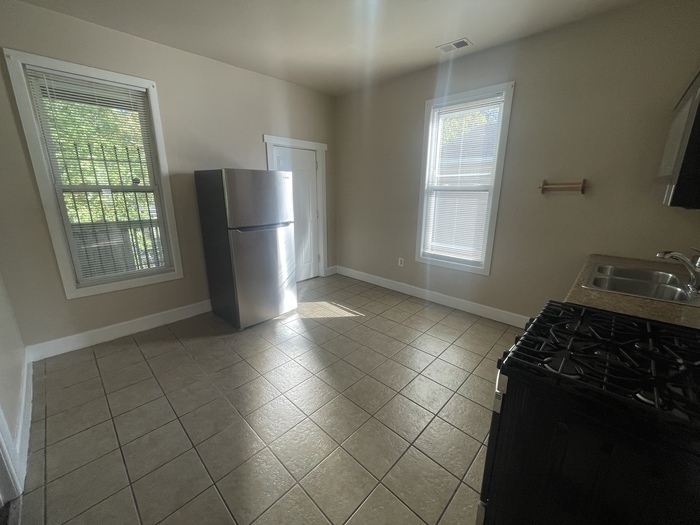 7927 S Parnell Avenue Property Photo 3