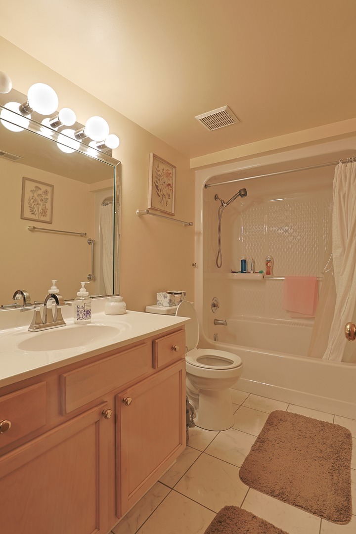 9510 S Kolmar Avenue 212 Property Photo 12