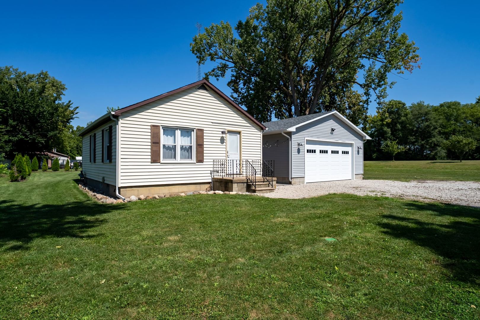 327 E John Street Property Photo 2