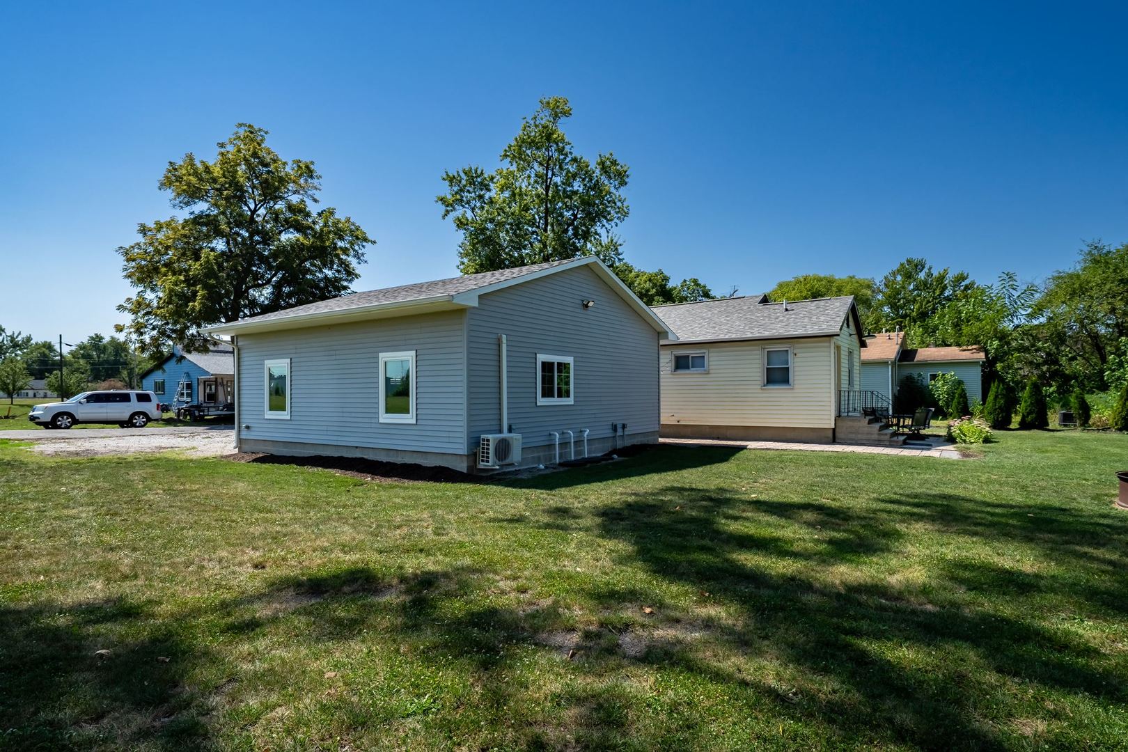 327 E John Street Property Photo 4