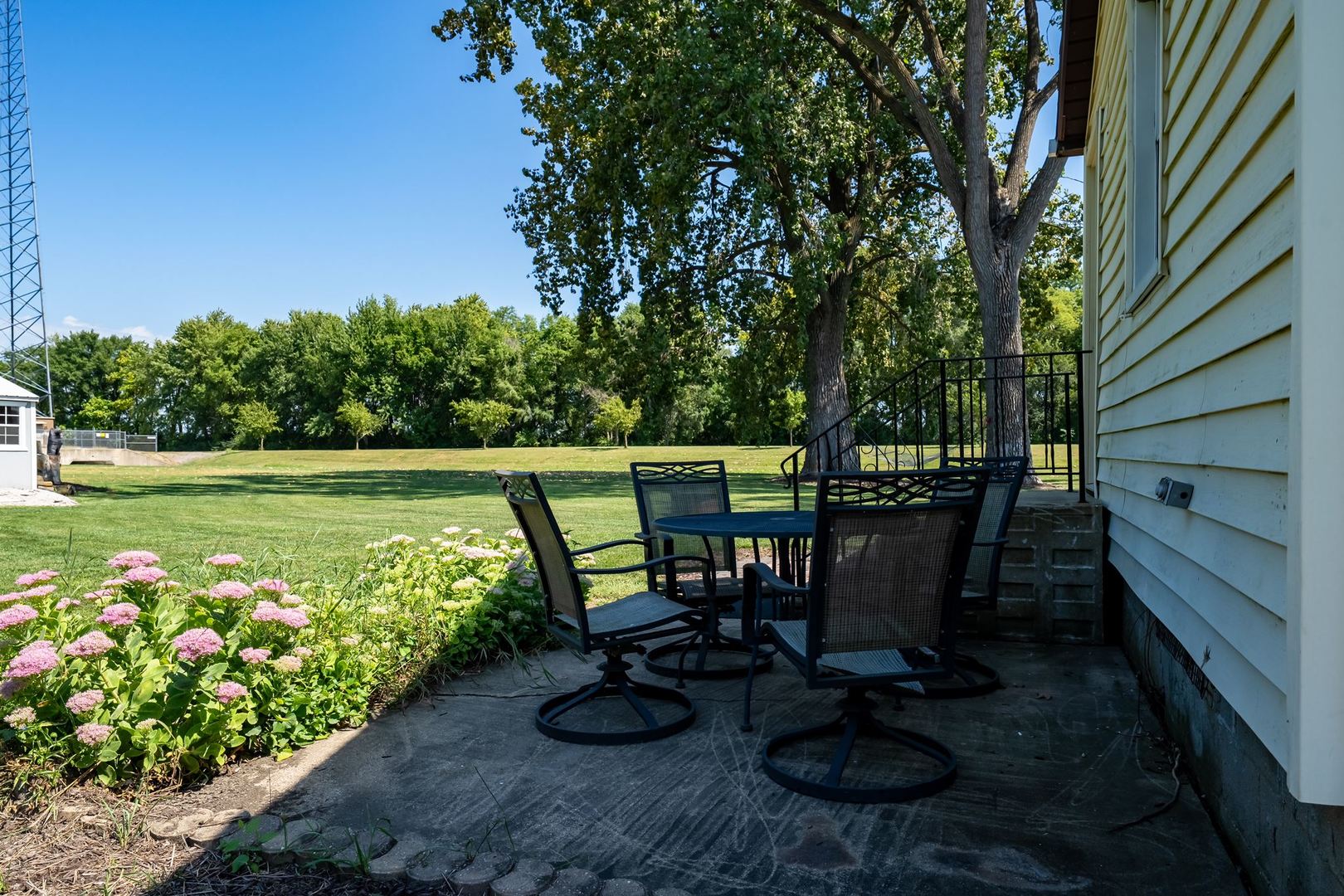327 E John Street Property Photo 5