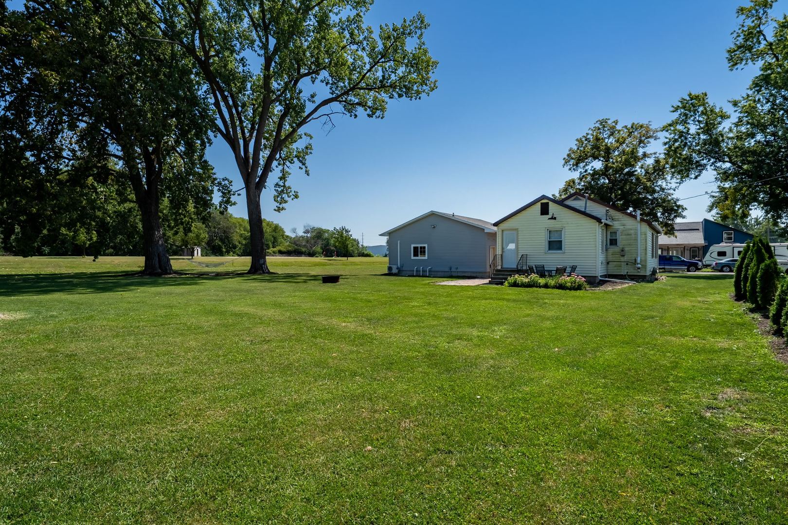 327 E John Street Property Photo 6