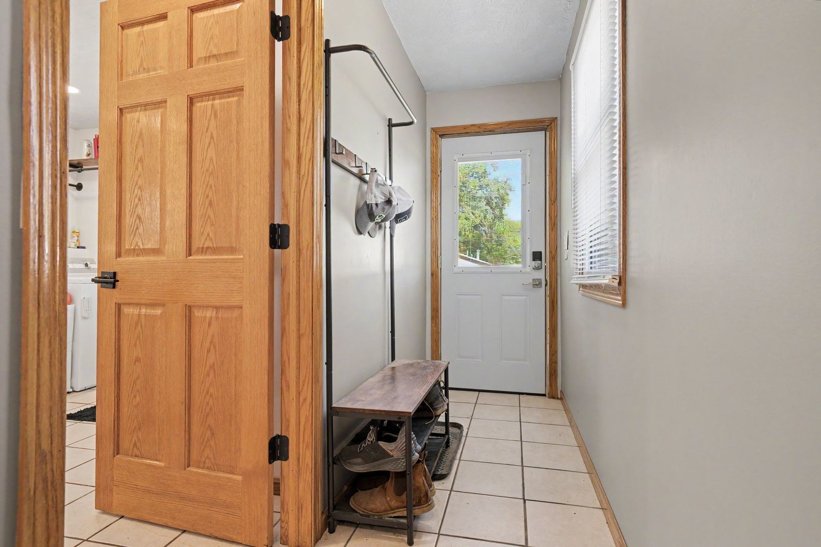 327 E John Street Property Photo 8