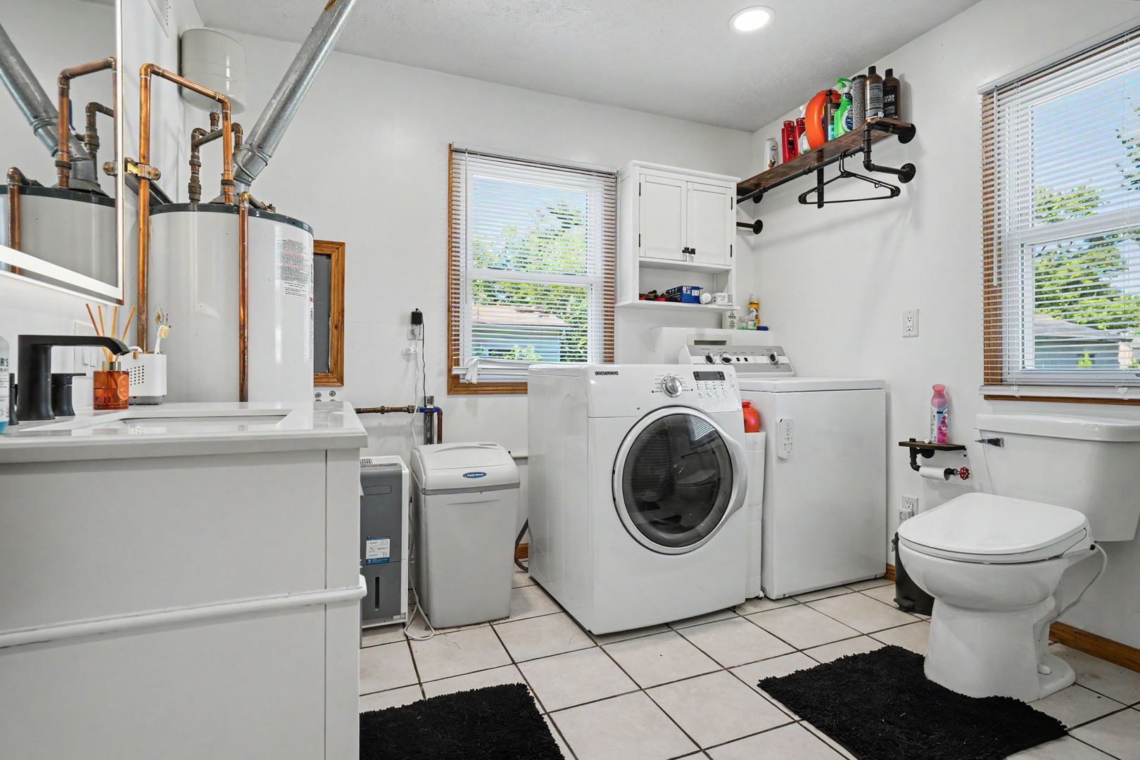 327 E John Street Property Photo 15