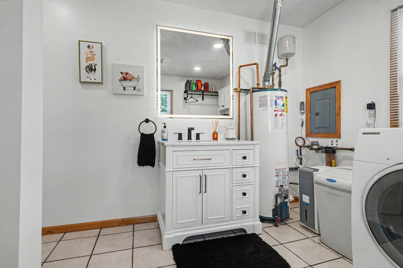 327 E John Street Property Photo 16
