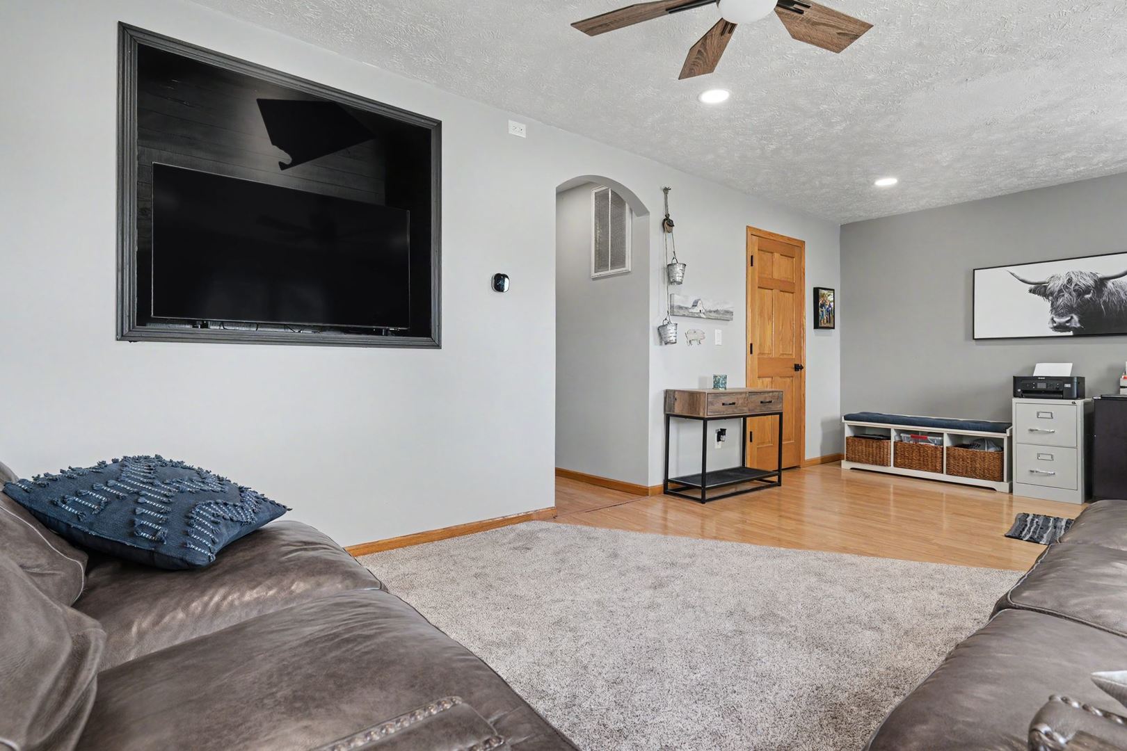 327 E John Street Property Photo 18