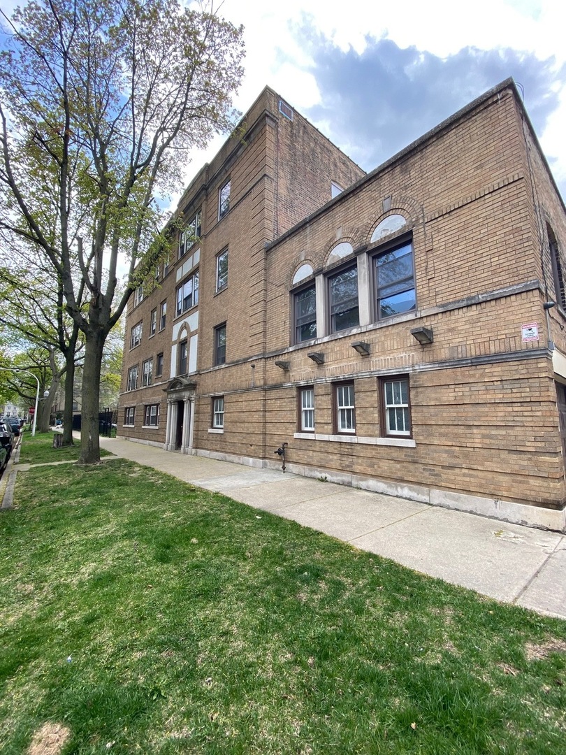 7432 N Seeley Avenue 2S Property Photo 1