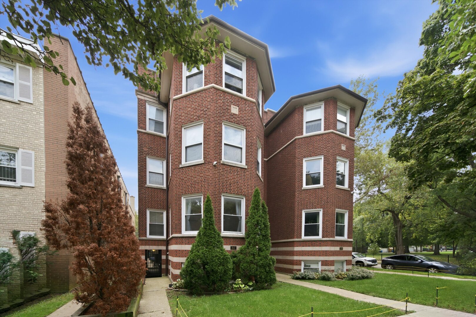 1647 W Sherwin Avenue 1 Property Photo 2