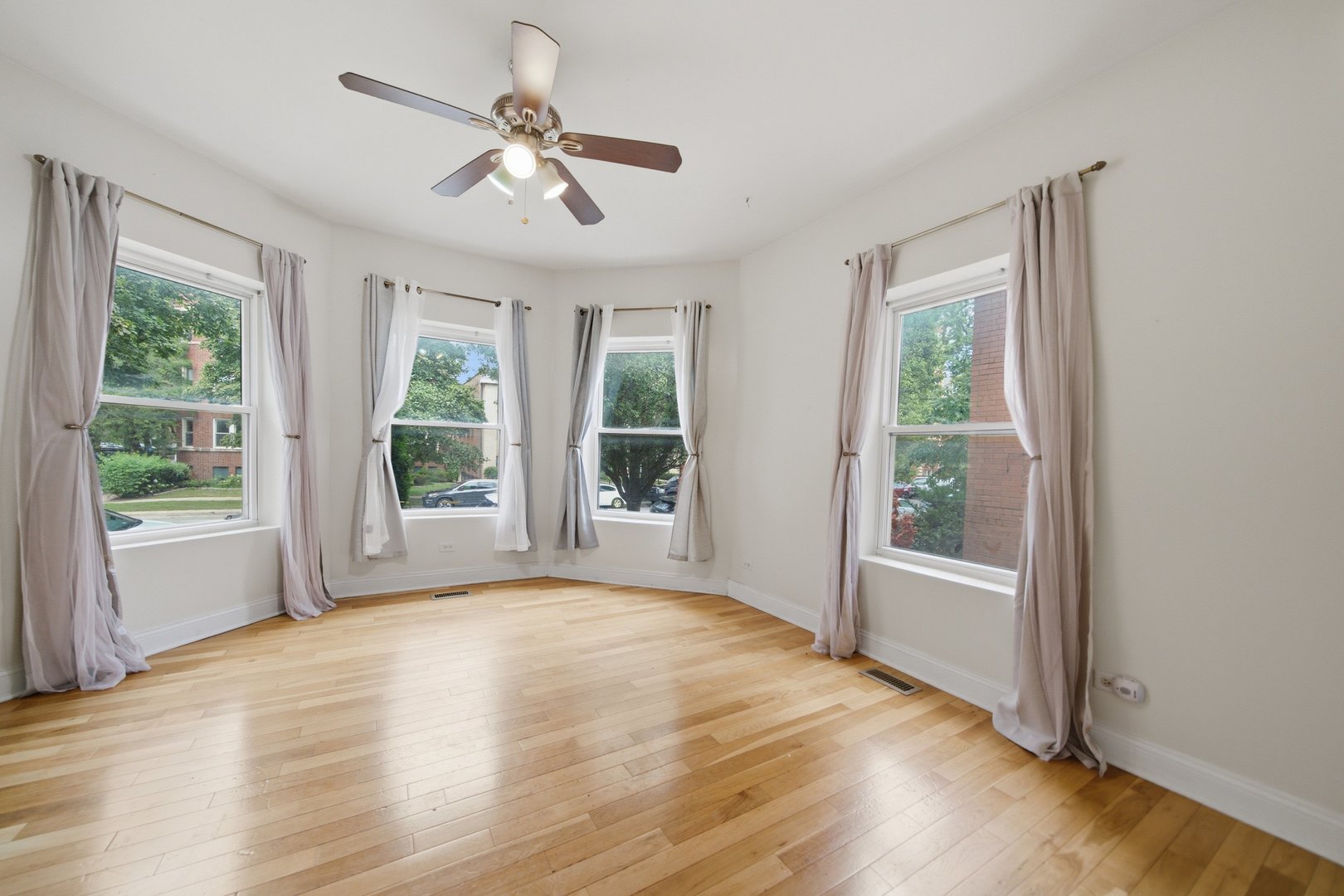 1647 W Sherwin Avenue 1 Property Photo 4