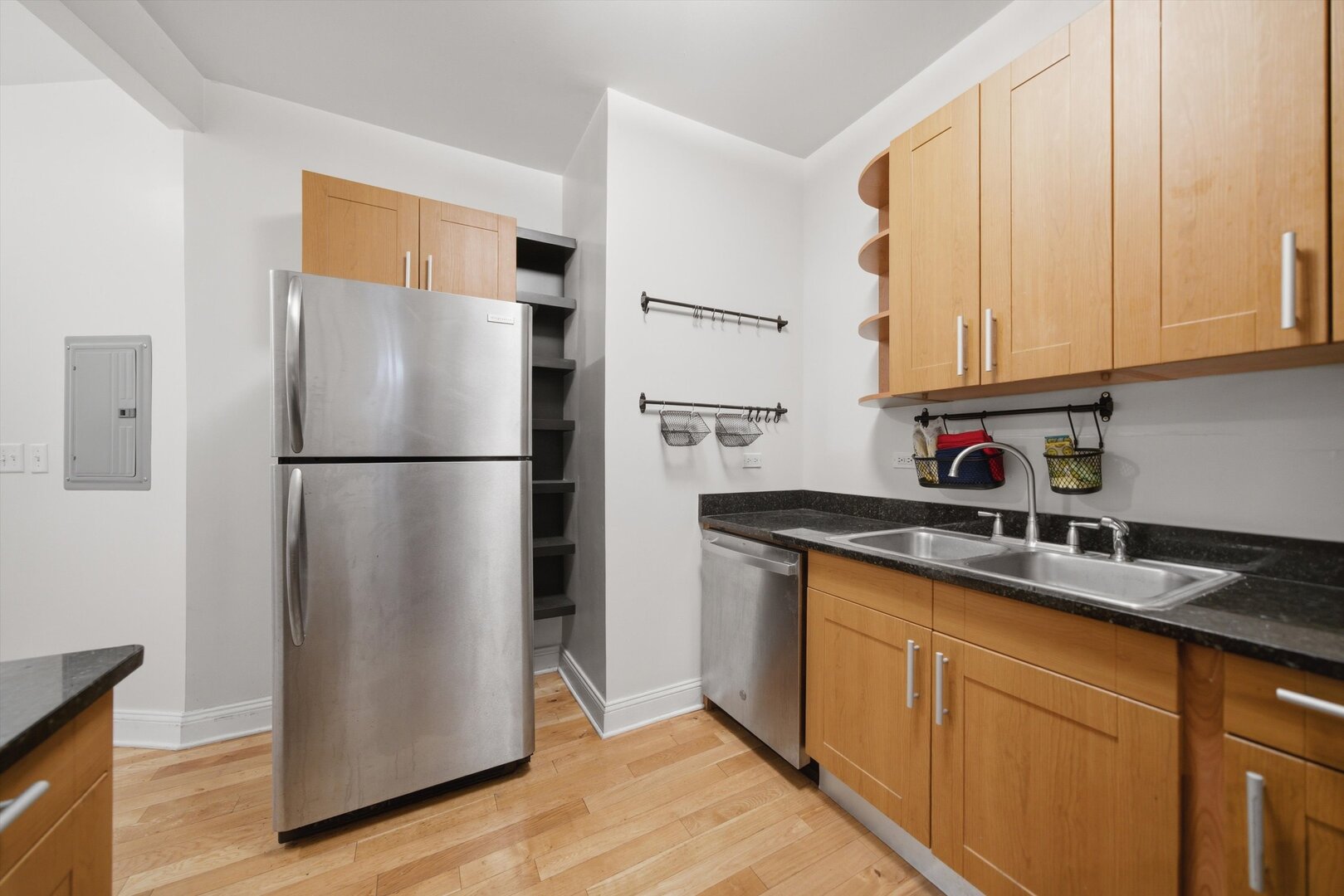 1647 W Sherwin Avenue 1 Property Photo 5