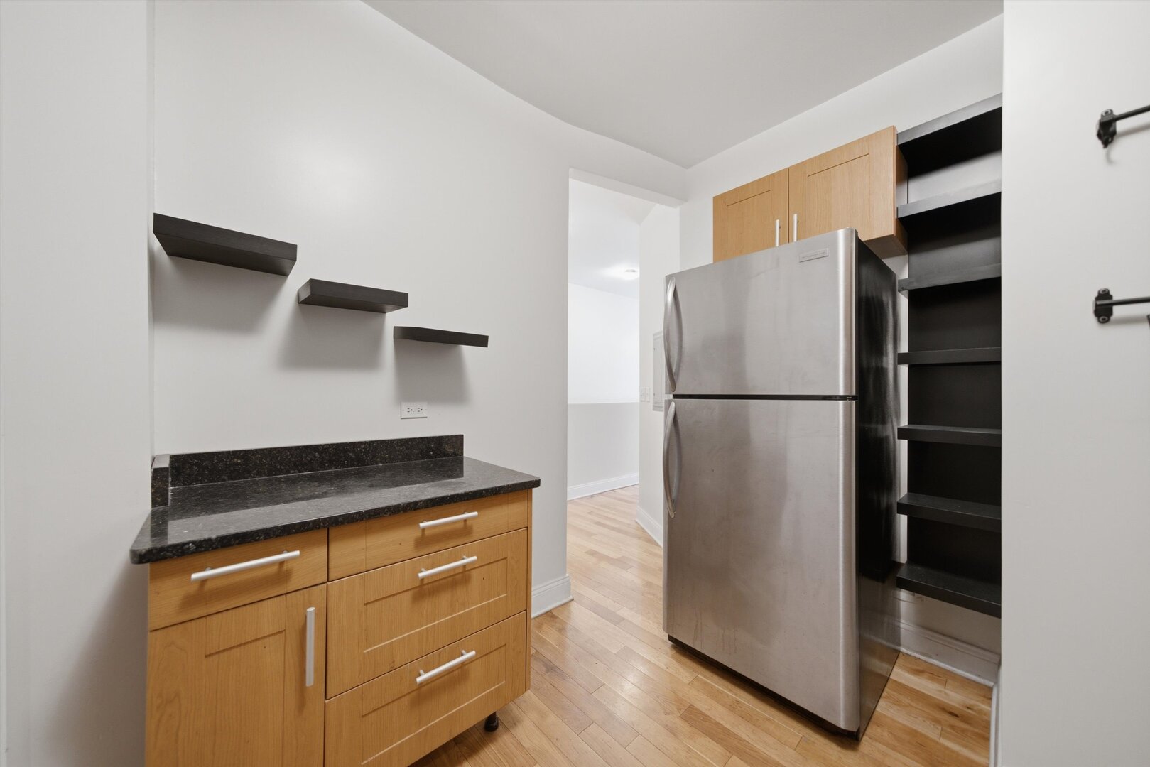 1647 W Sherwin Avenue 1 Property Photo 7