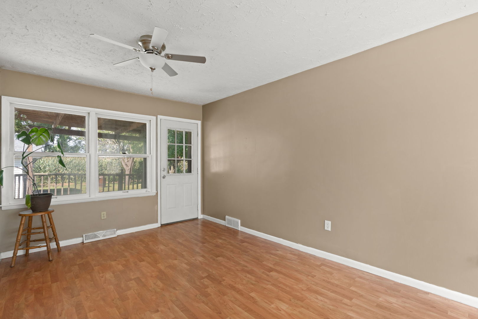 27 Suburban Heights Property Photo 7