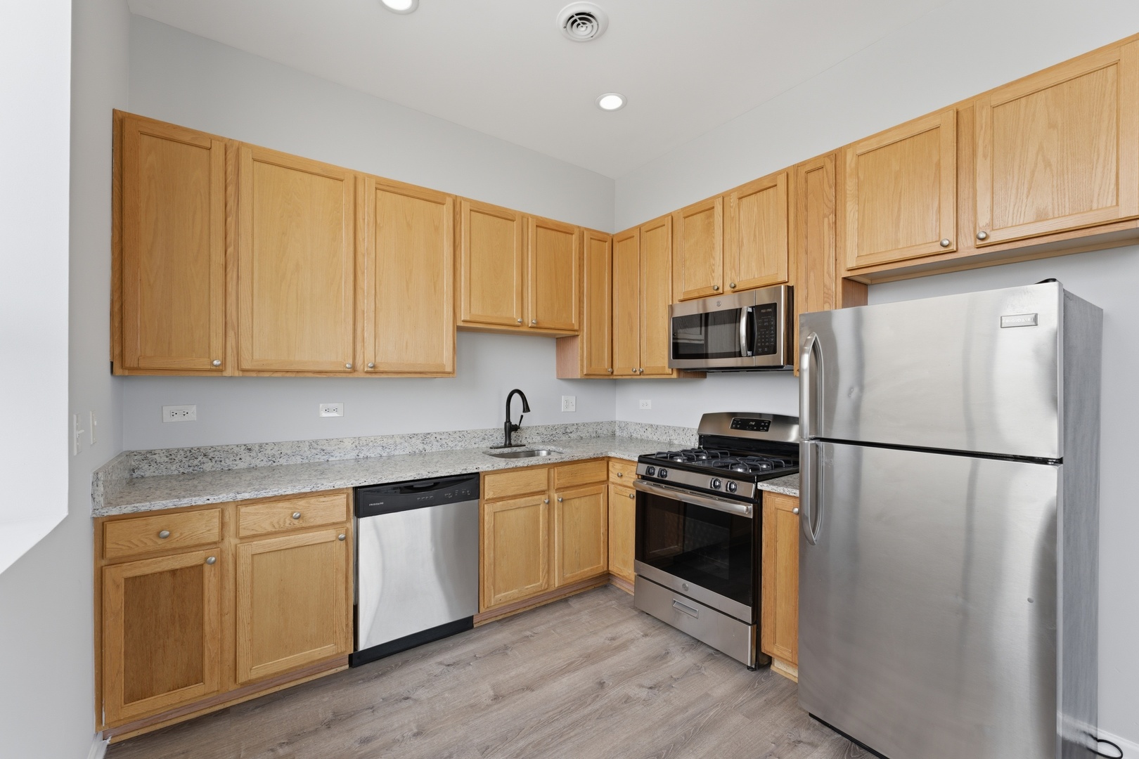 2451 W Howard Street 512 Property Photo 5