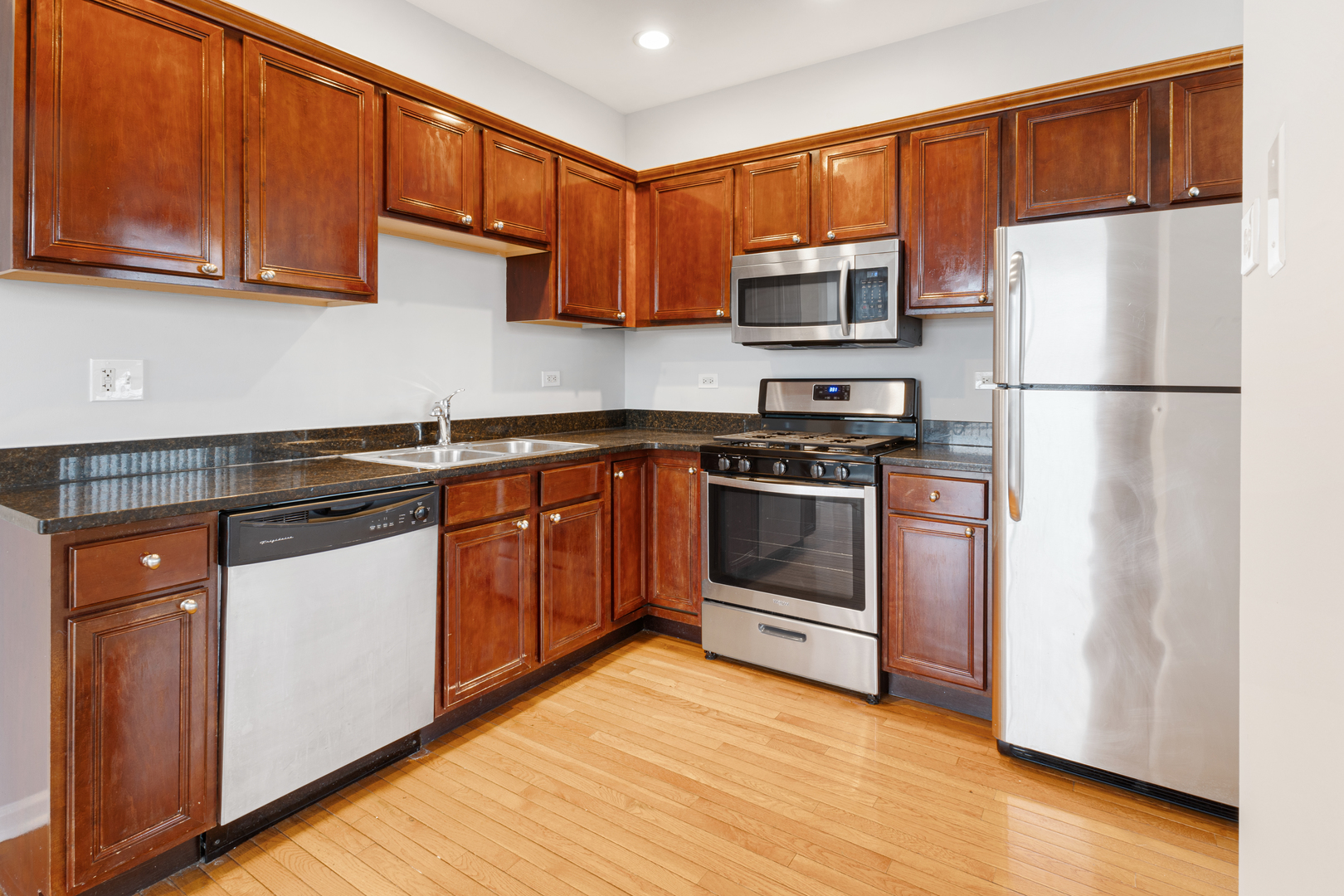 2451 W Howard Street 302 Property Photo 4