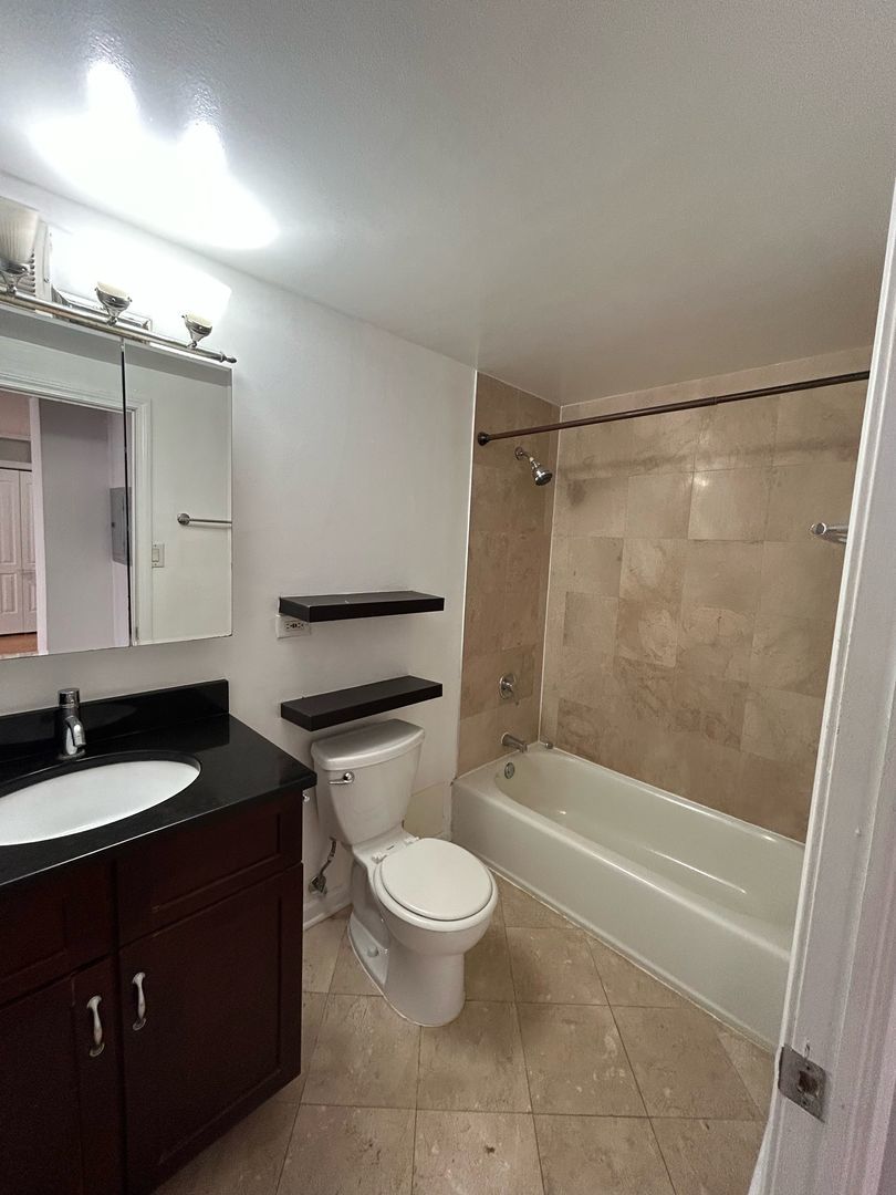 4180 N Marine Drive 1501 Property Photo 7