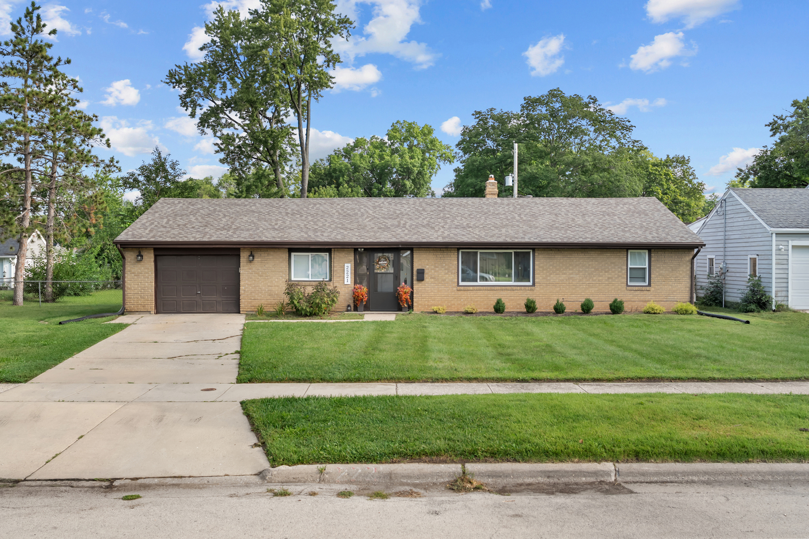 2221 Sharon Avenue Property Photo 1