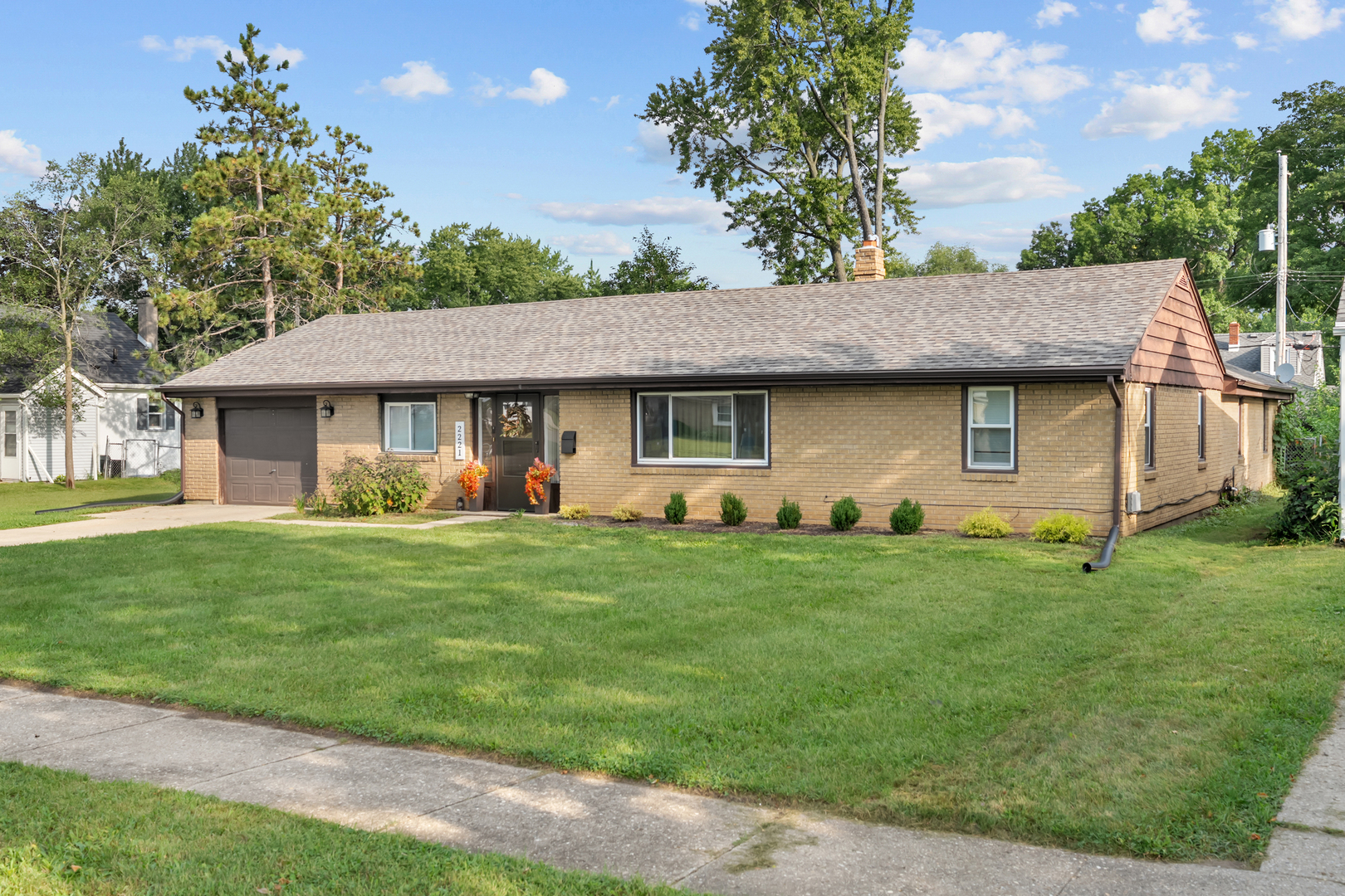 2221 Sharon Avenue Property Photo 3