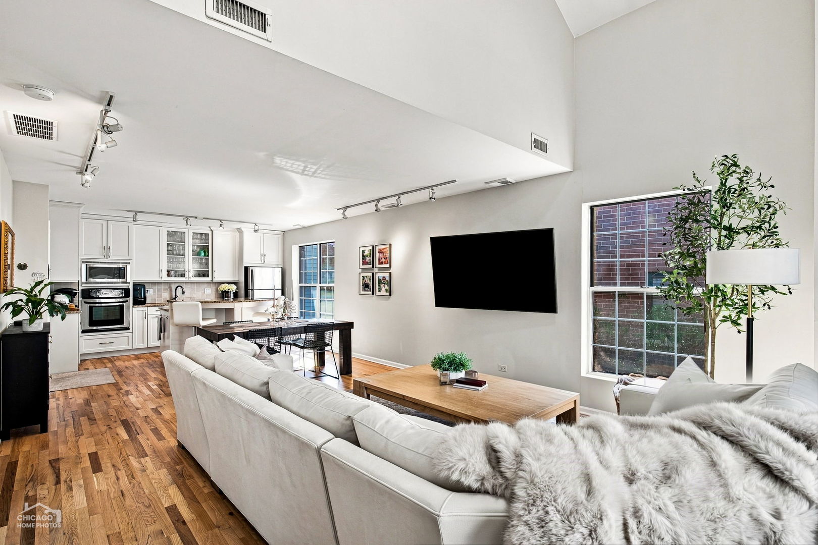 1640 W Diversey Avenue 6 Property Photo 2