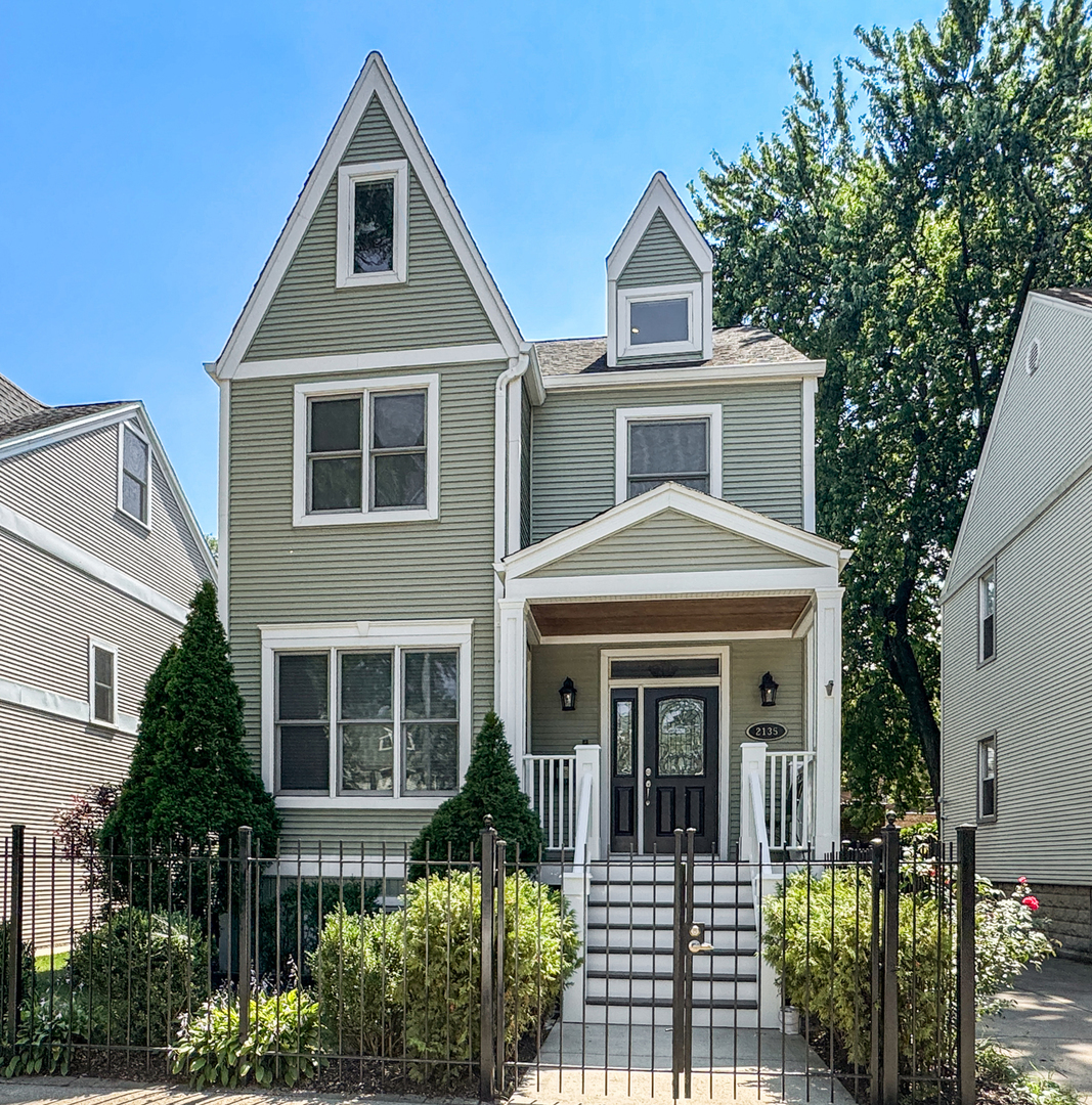 2135 W Montrose Avenue Property Photo 1