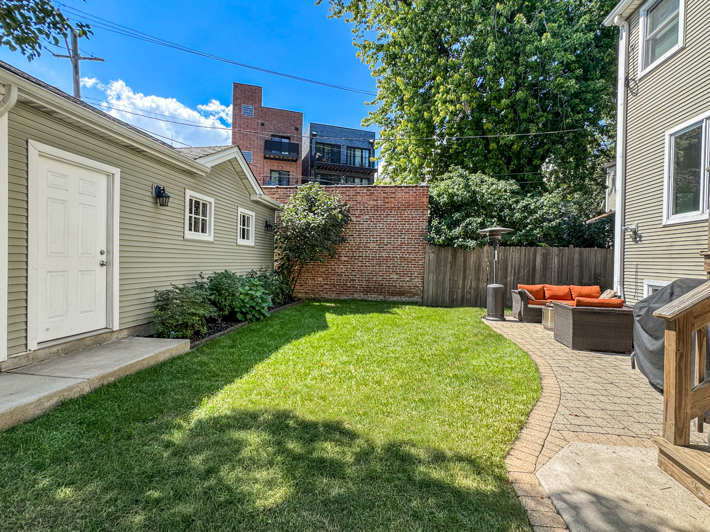 2135 W Montrose Avenue Property Photo 17