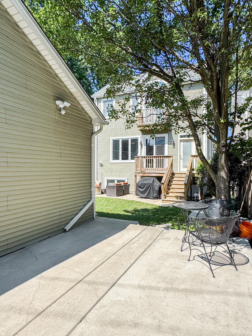 2135 W Montrose Avenue Property Photo 20