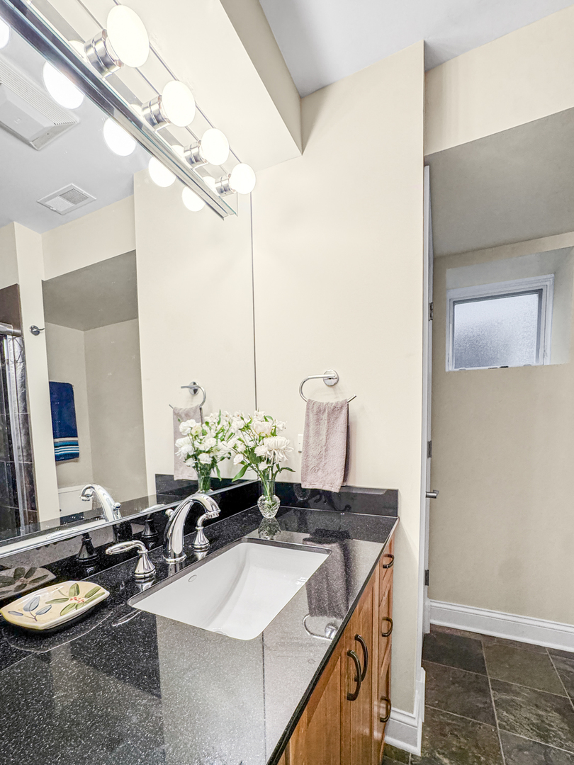 2135 W Montrose Avenue Property Photo 40