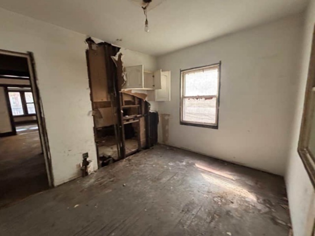 552 N Leclaire Avenue Property Photo 7