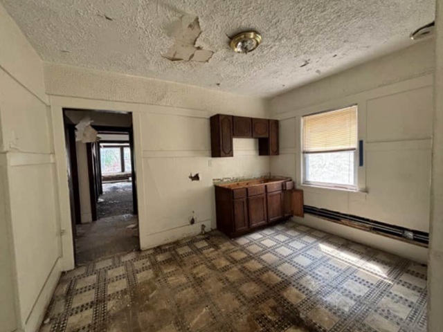 552 N Leclaire Avenue Property Photo 8