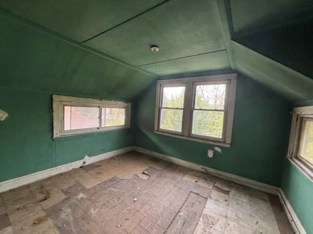 552 N Leclaire Avenue Property Photo 10