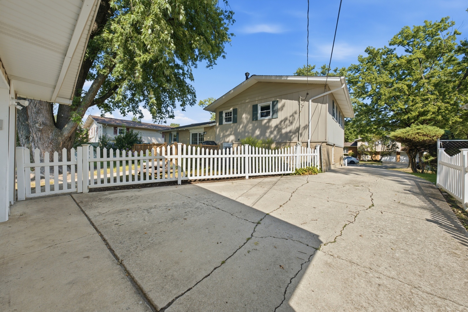 15124 Hillside Avenue Property Photo 5