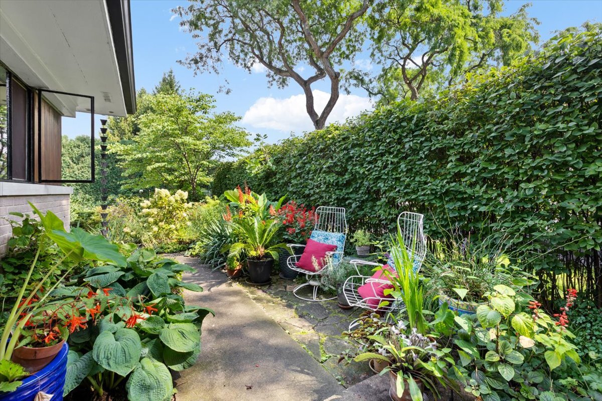 4225 Lee Street Property Photo 4