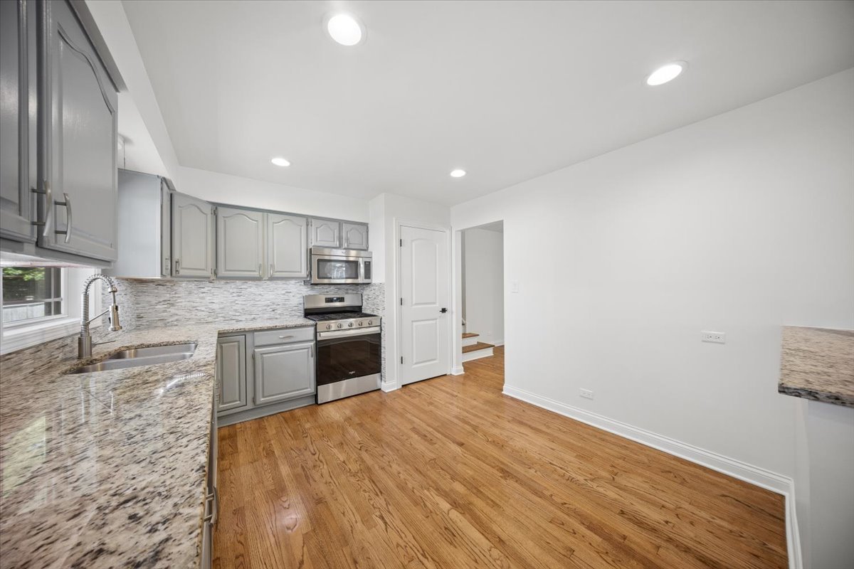 232 E 55th Street Property Photo 9
