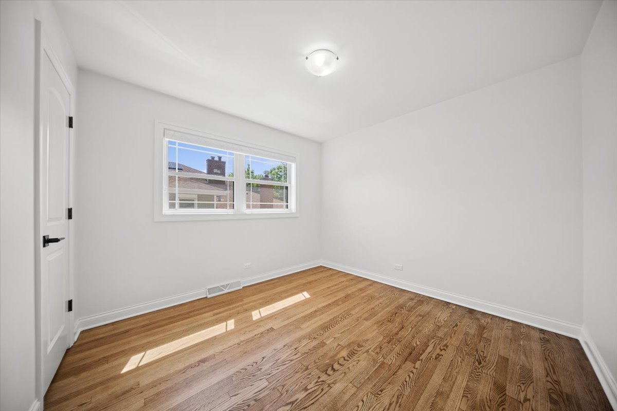 232 E 55th Street Property Photo 15